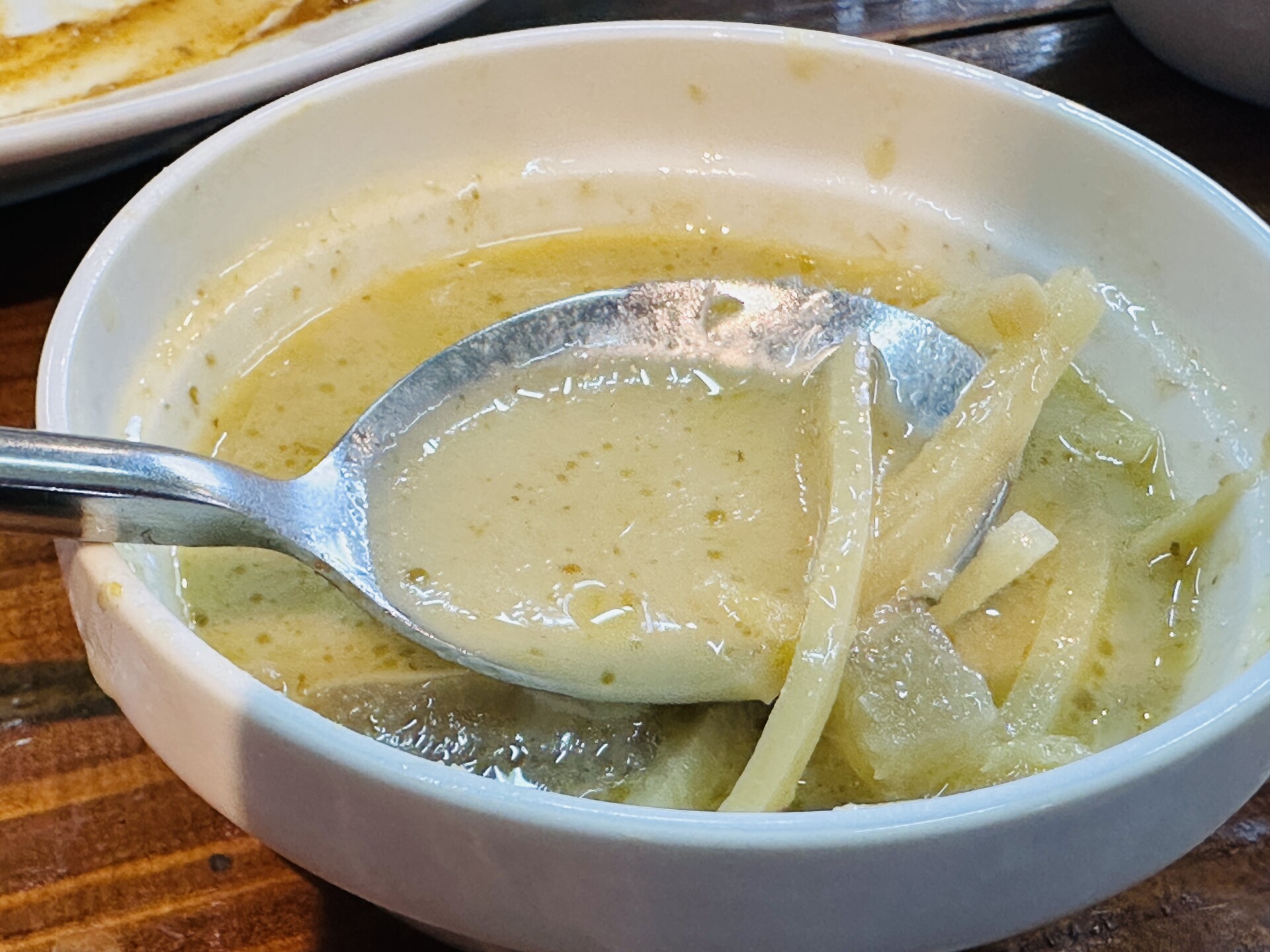 スプーンですくった具沢山のグリーンカレー