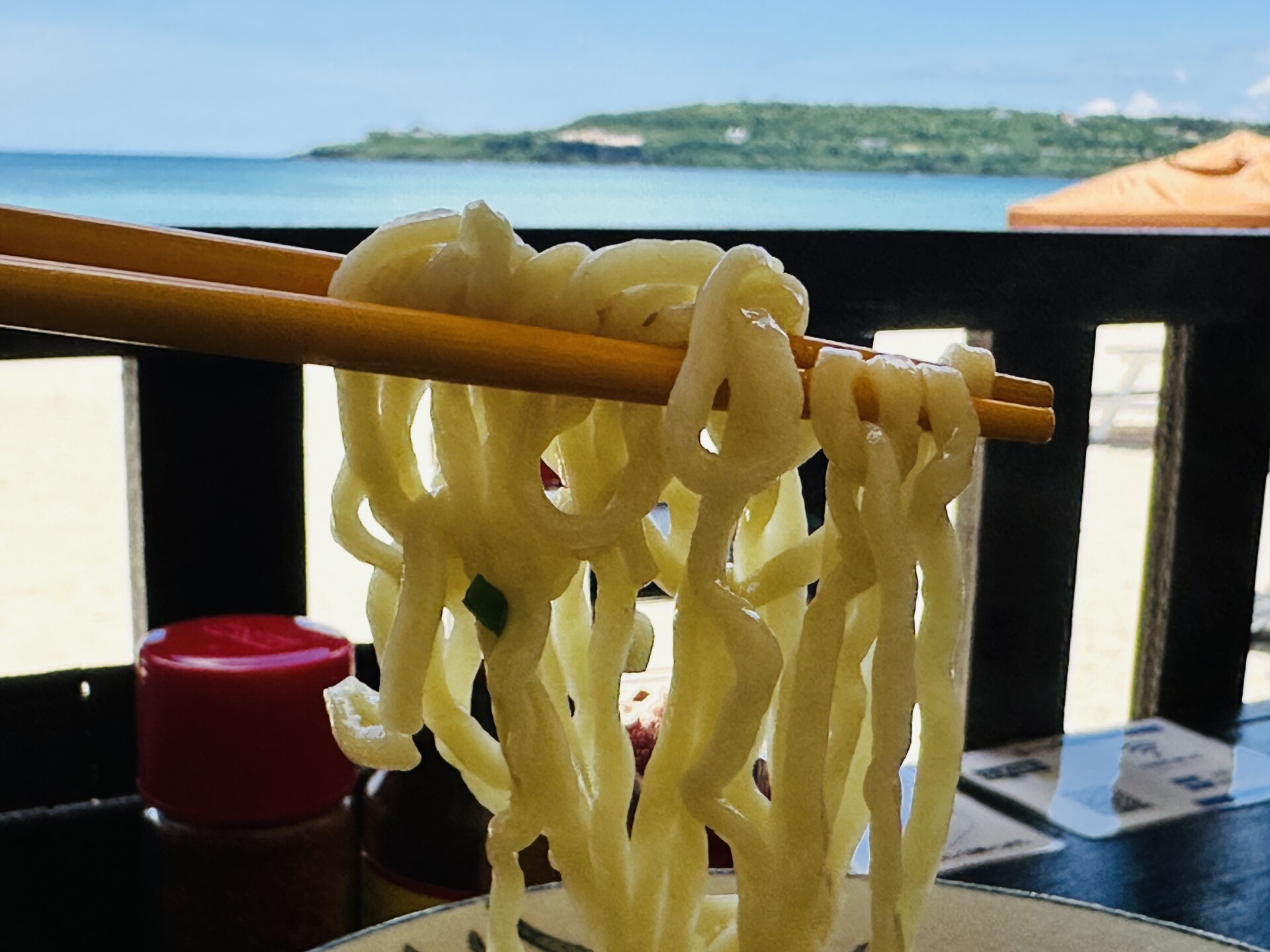 箸で持ち上げた特注麺