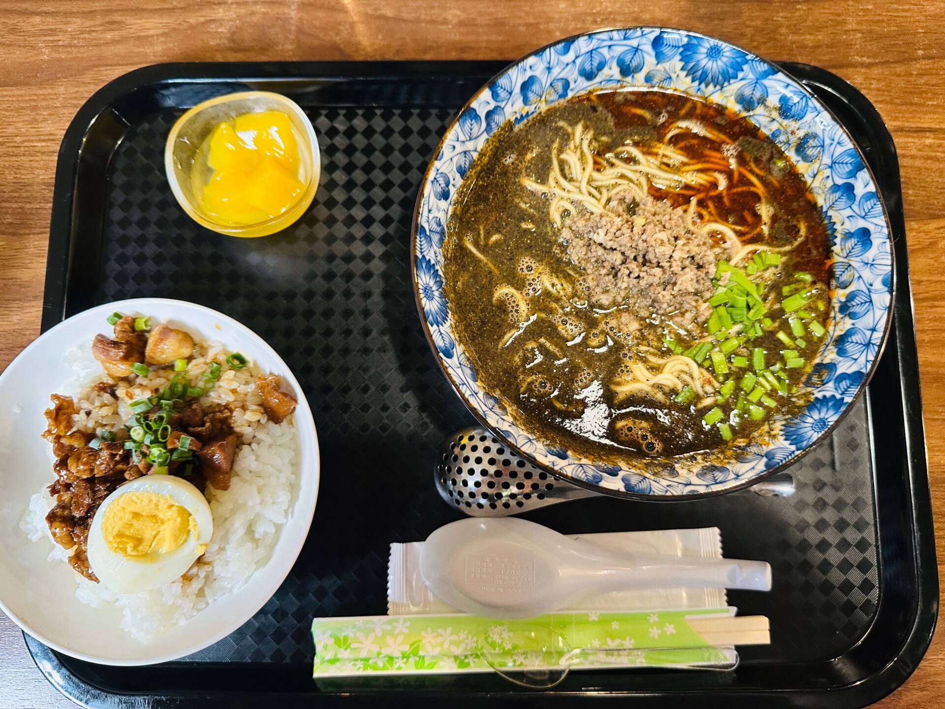 黒ゴマ担々麺とルーロー飯セット