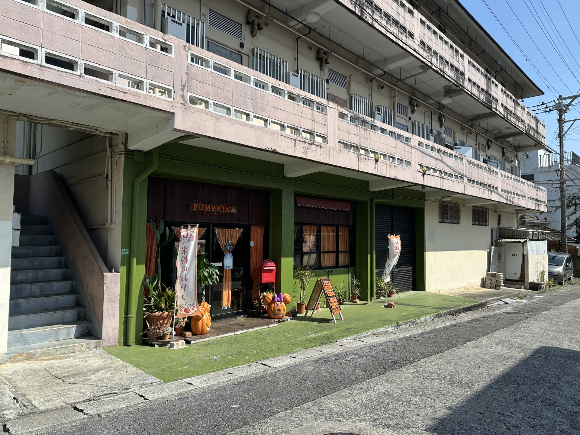 店舗外観を右側から見た様子