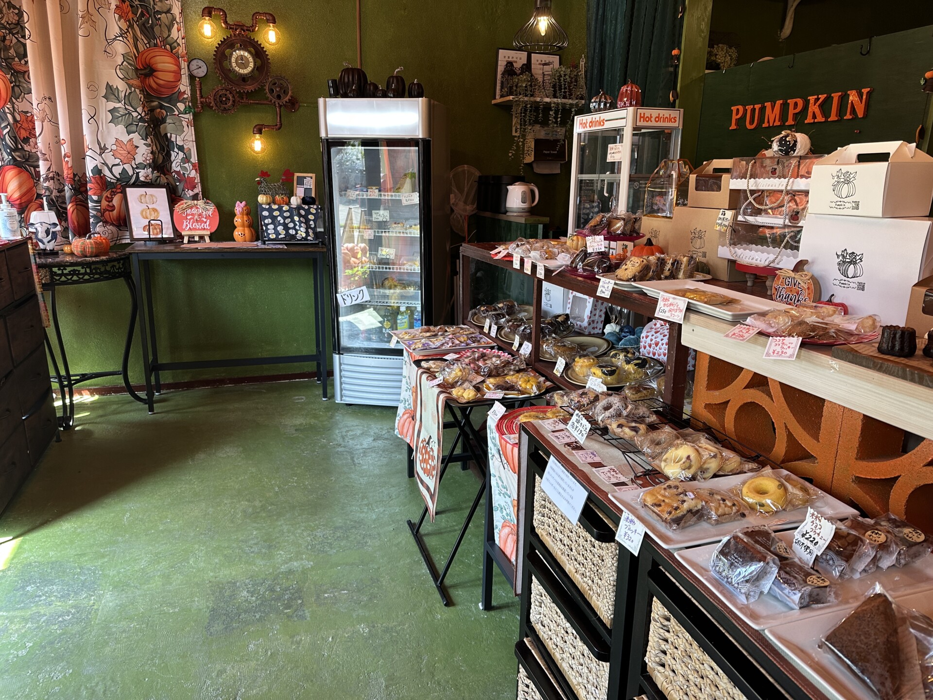 ドリンク冷蔵庫と店内の別の角度の様子