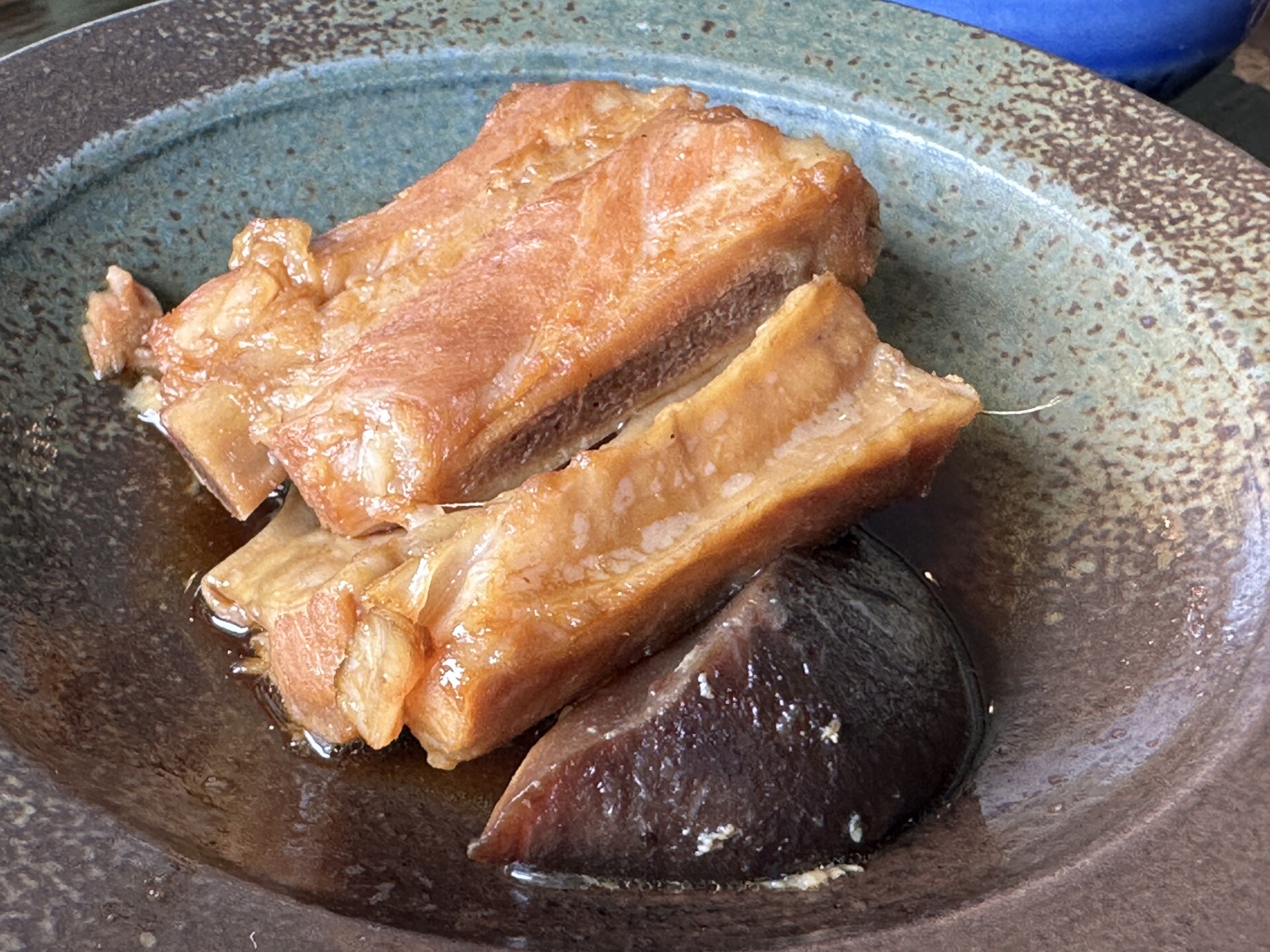 別皿で提供される本ソーキと椎茸
