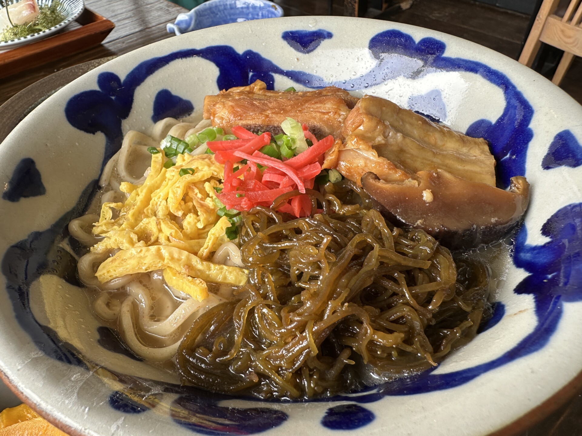 具材をすべて盛り付けた上原そば