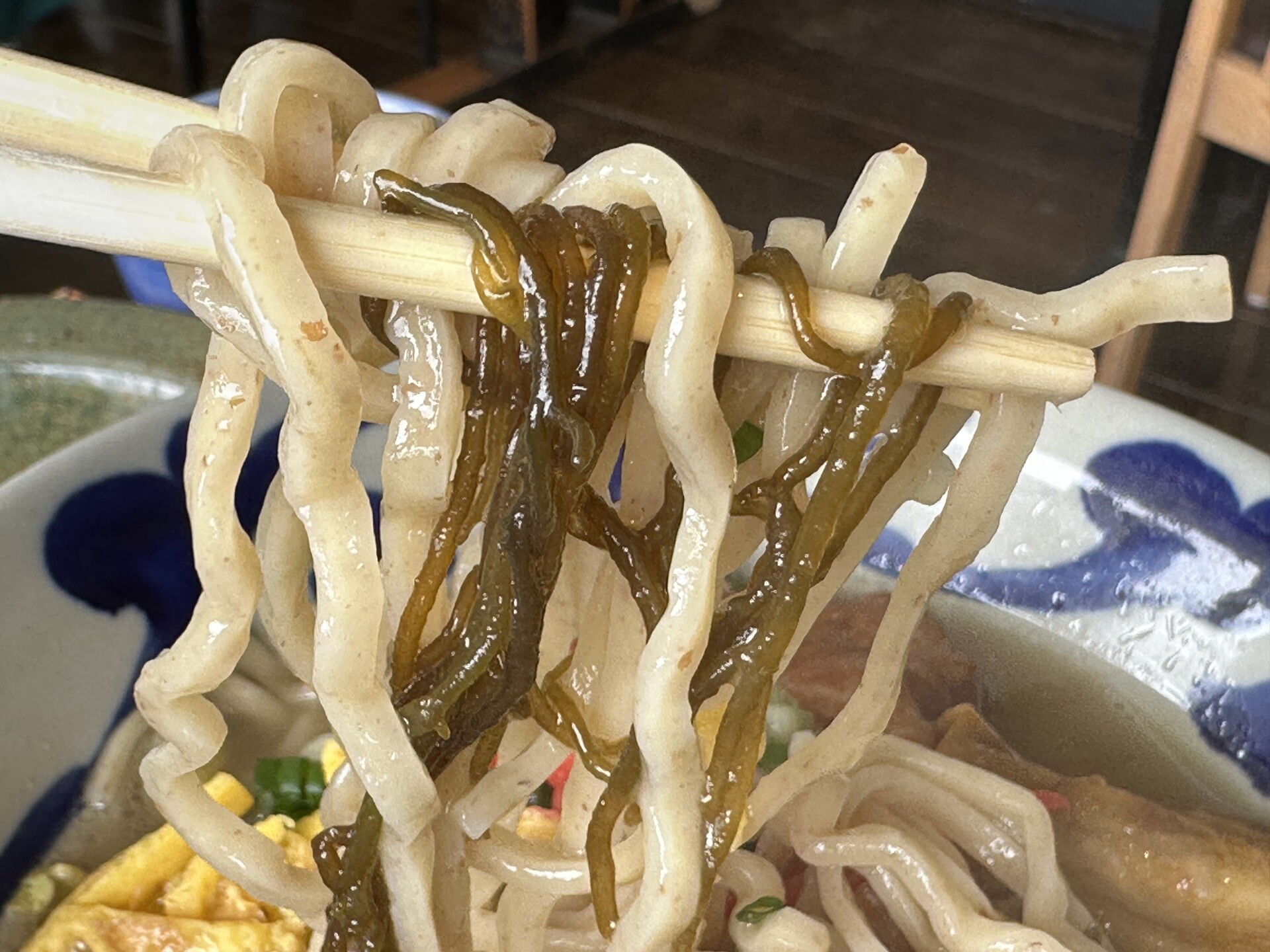麺ともずくの箸上げ