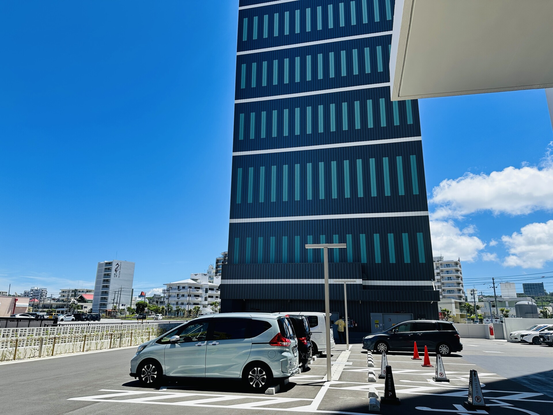 ホテル奥にある立体駐車場