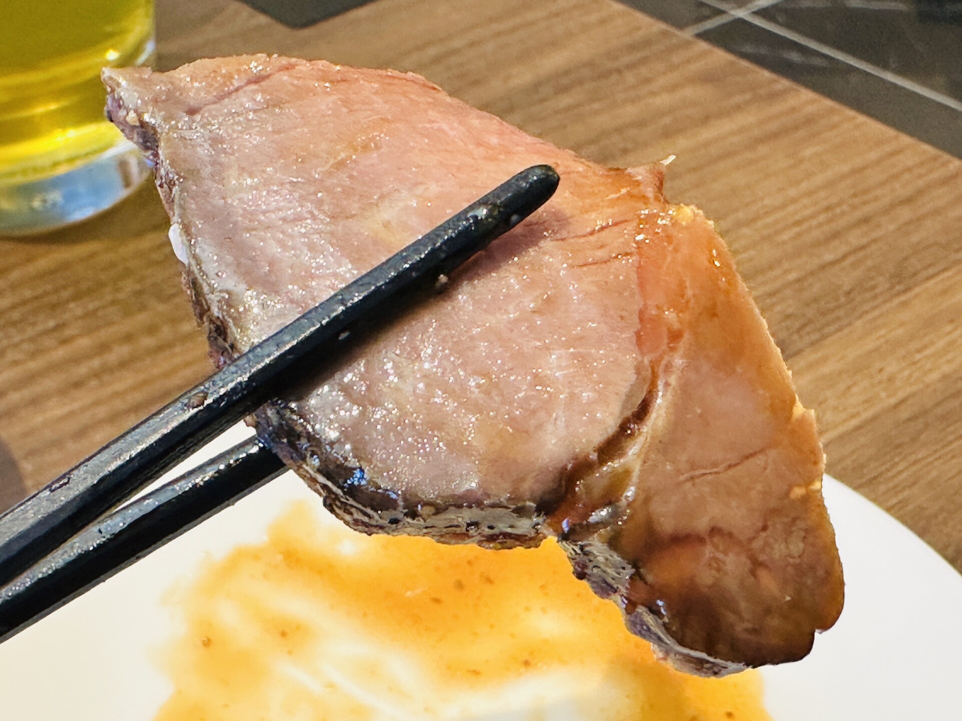 お箸で持ち上げた柔らかいローストビーフ