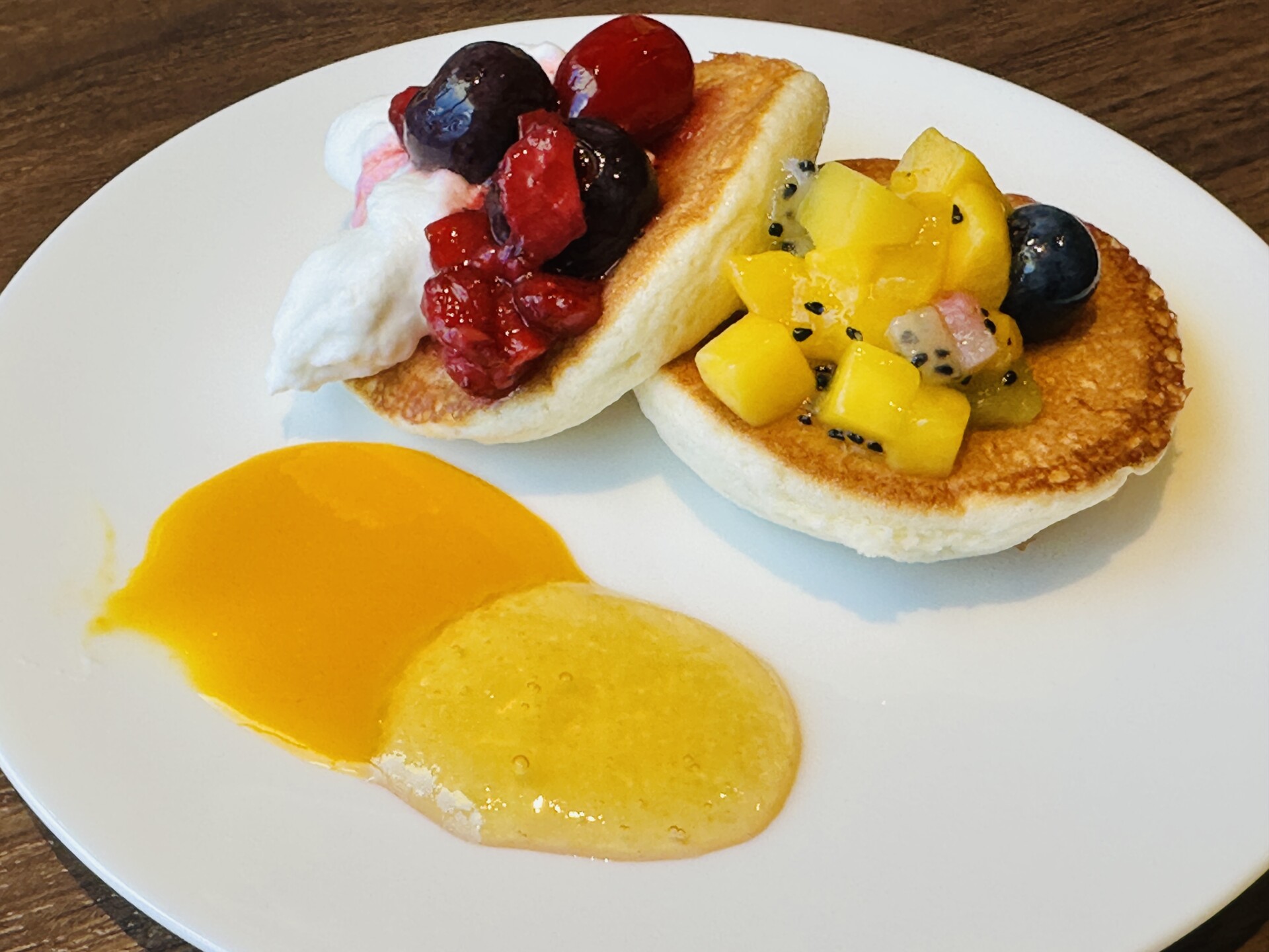 フルーツとホイップを盛り付けたハワイアンパンケーキ