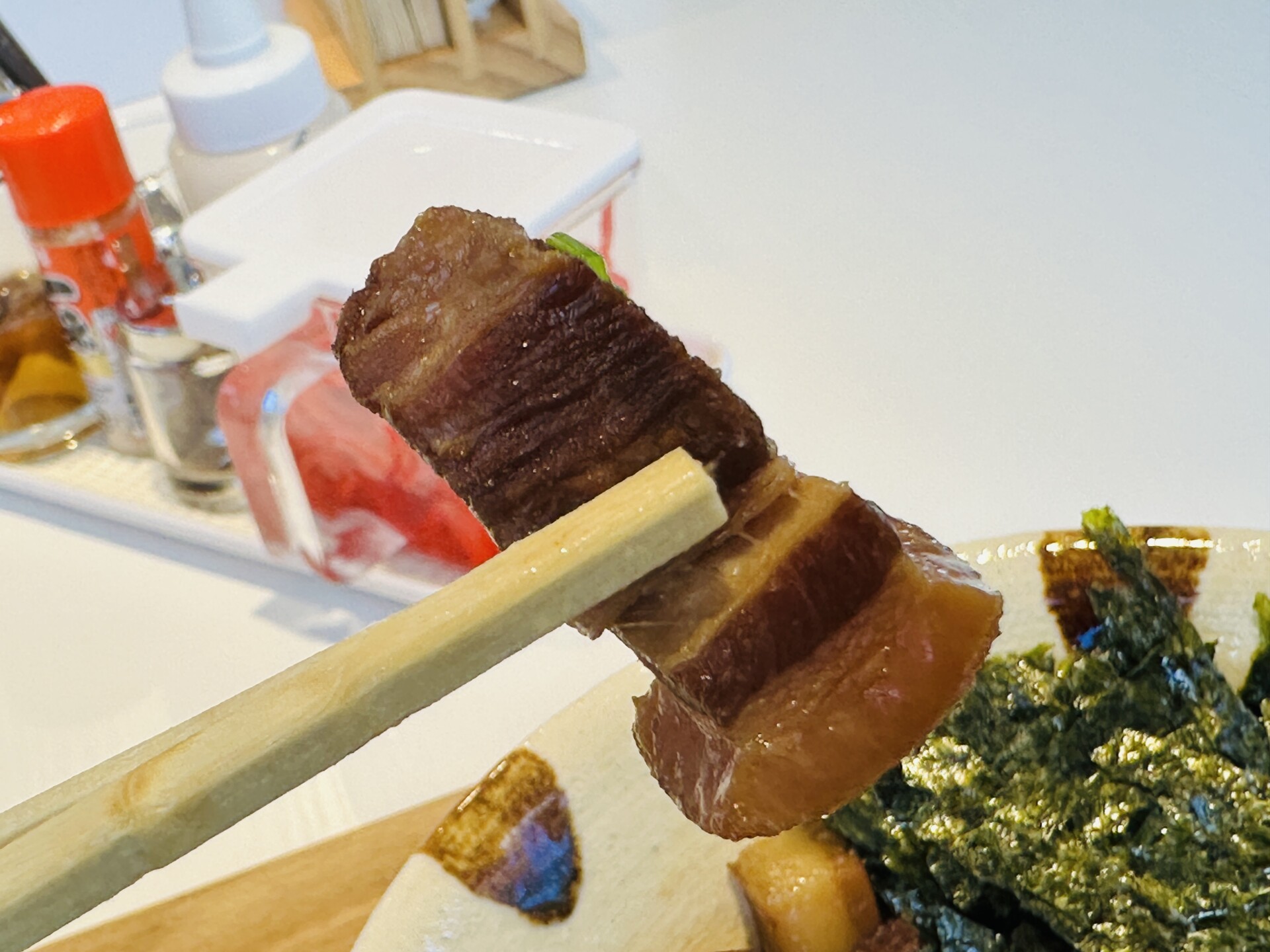 ずっしり大きな三枚肉持ち上げ