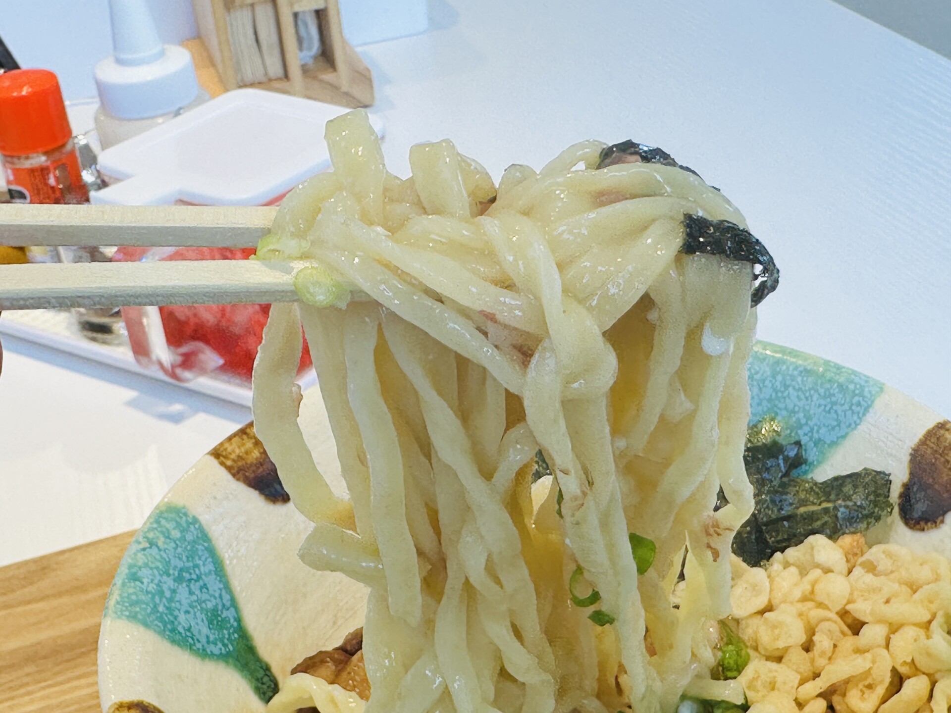 まぜそばの麺持ち上げ