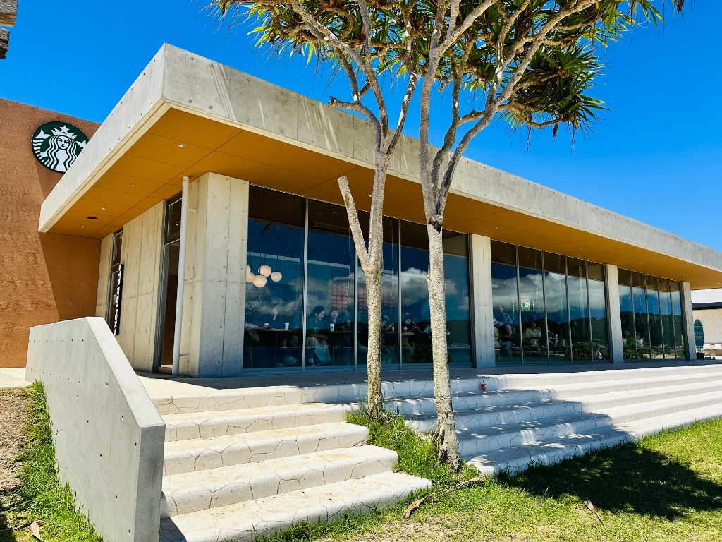 スターバックスコーヒー 沖縄名護21世紀の森公園あけみおてらす店の外観。