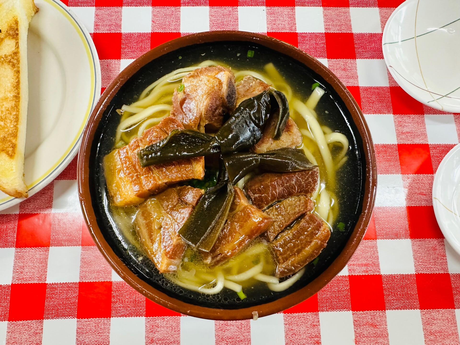 注文したソーキそば(大)、スパゲティー、トーストの豪華な並び