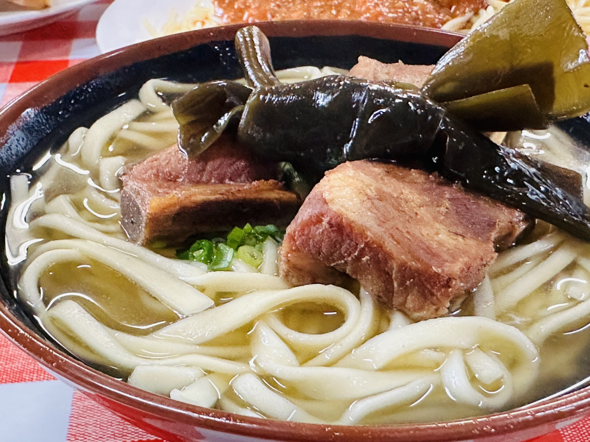 大きな本ソーキと結び昆布が乗ったソーキそば(大)