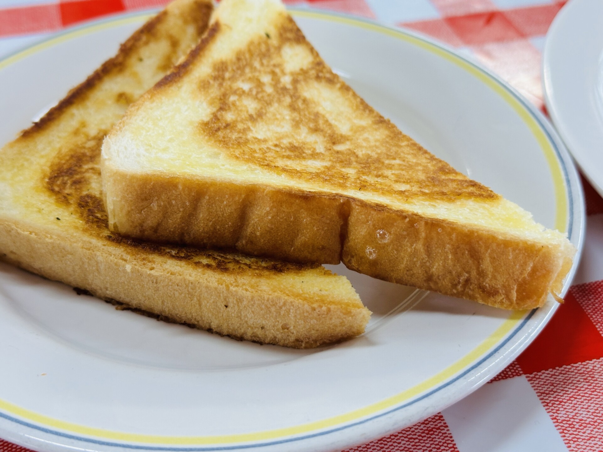 香ばしく焼かれた熱々のバタートースト