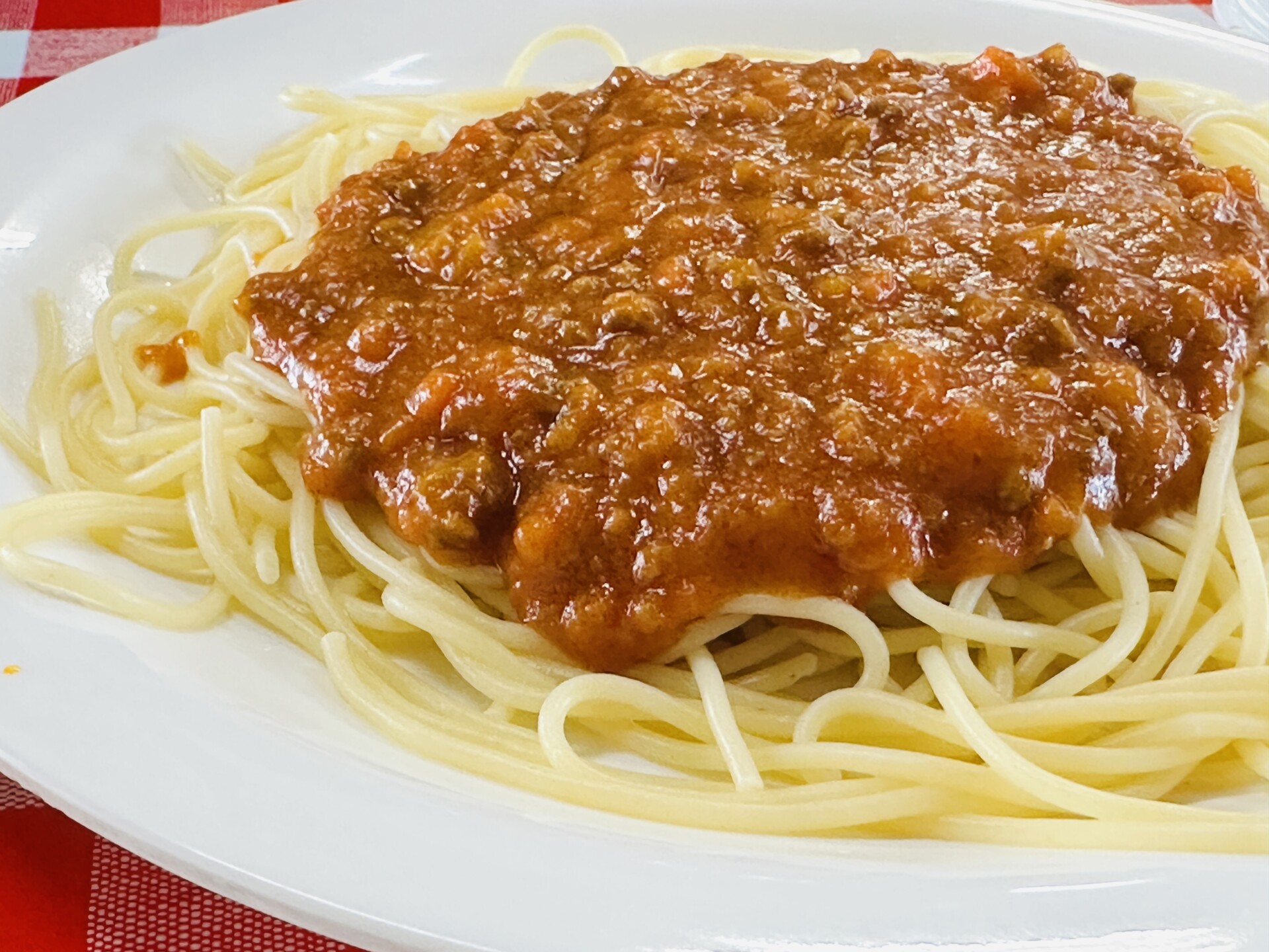 ひき肉たっぷりのミートソースがかかったスパゲティー