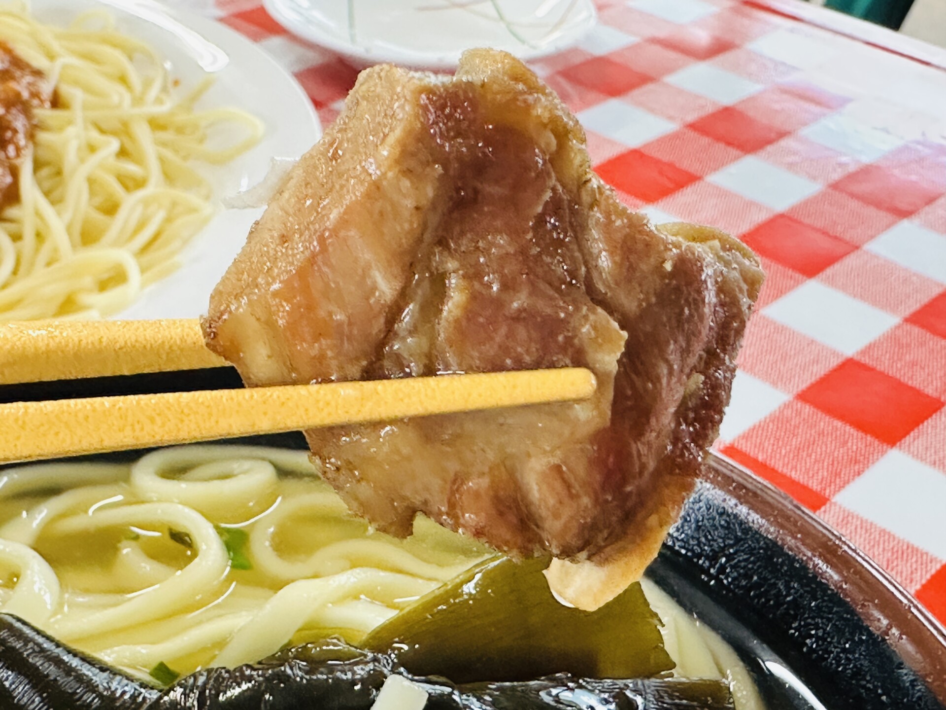 じっくり煮込まれたジューシーな本ソーキの持ち上げ