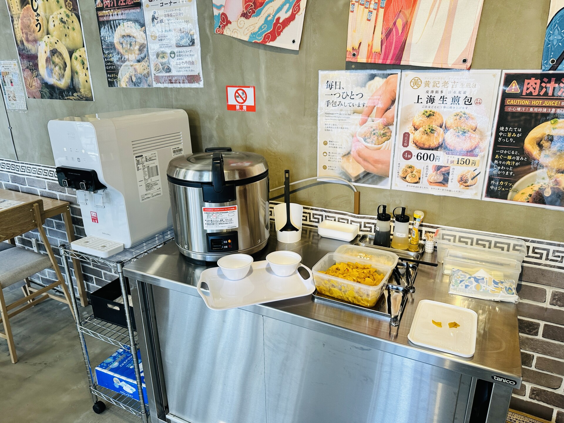 セルフサービスのスープバーとお漬物コーナー