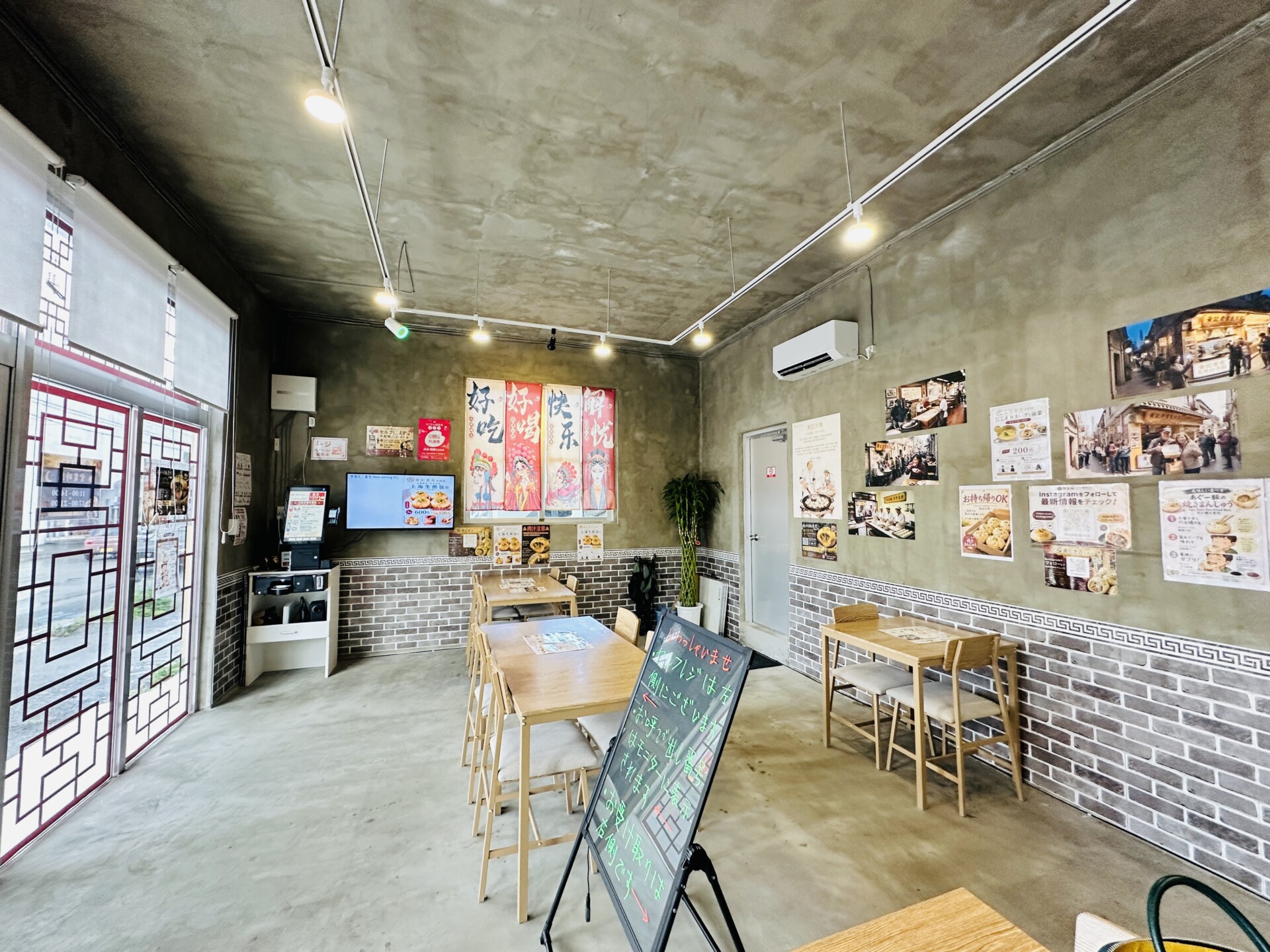 黄記老吉生煎店のテーブル席が並ぶ店内全景