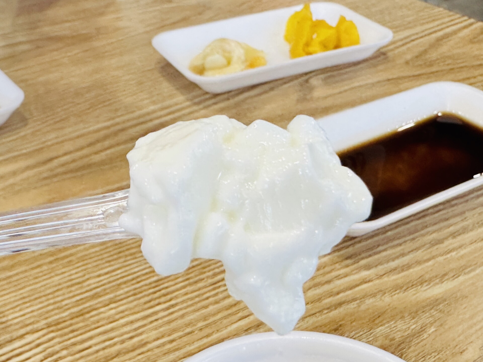 スプーンですくった自家製杏仁豆腐