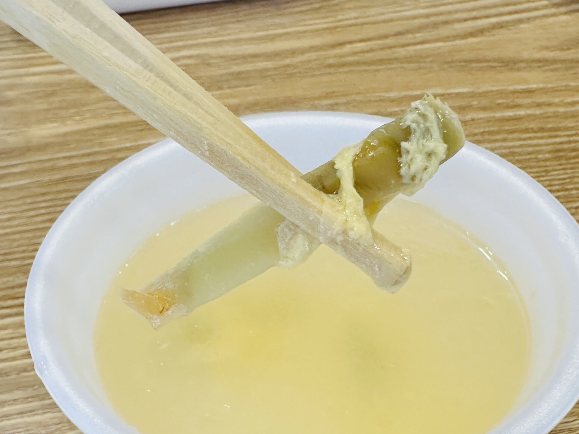 日替わり中華スープの具材を持ち上げた様子