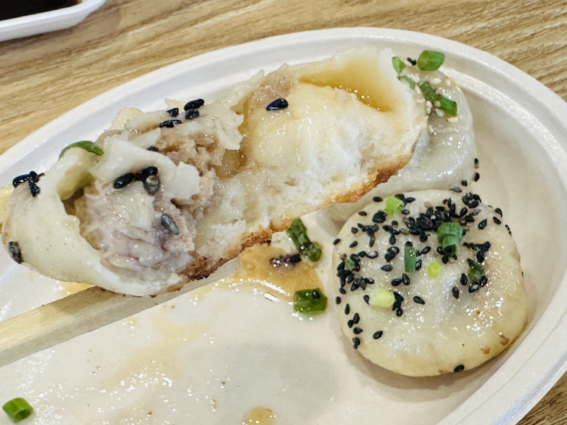 焼きまんじゅうの断面と底のカリッとした焼き目