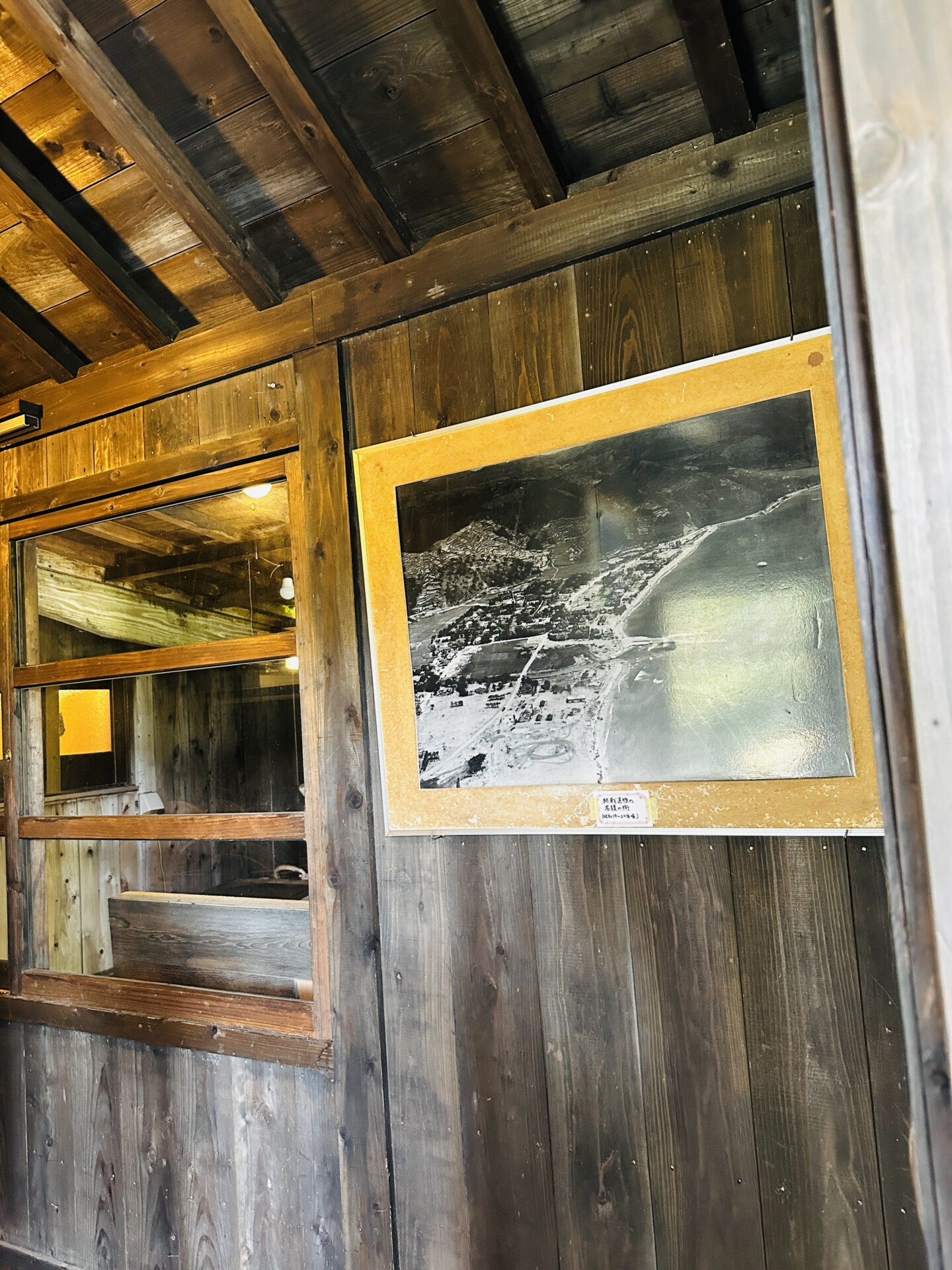 店内の板壁に展示された昭和初期の名護の古写真