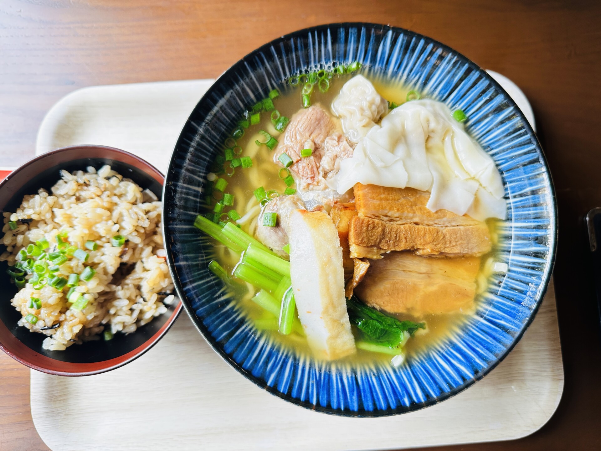 肉わんたんそばとじゅーしーの全体写真