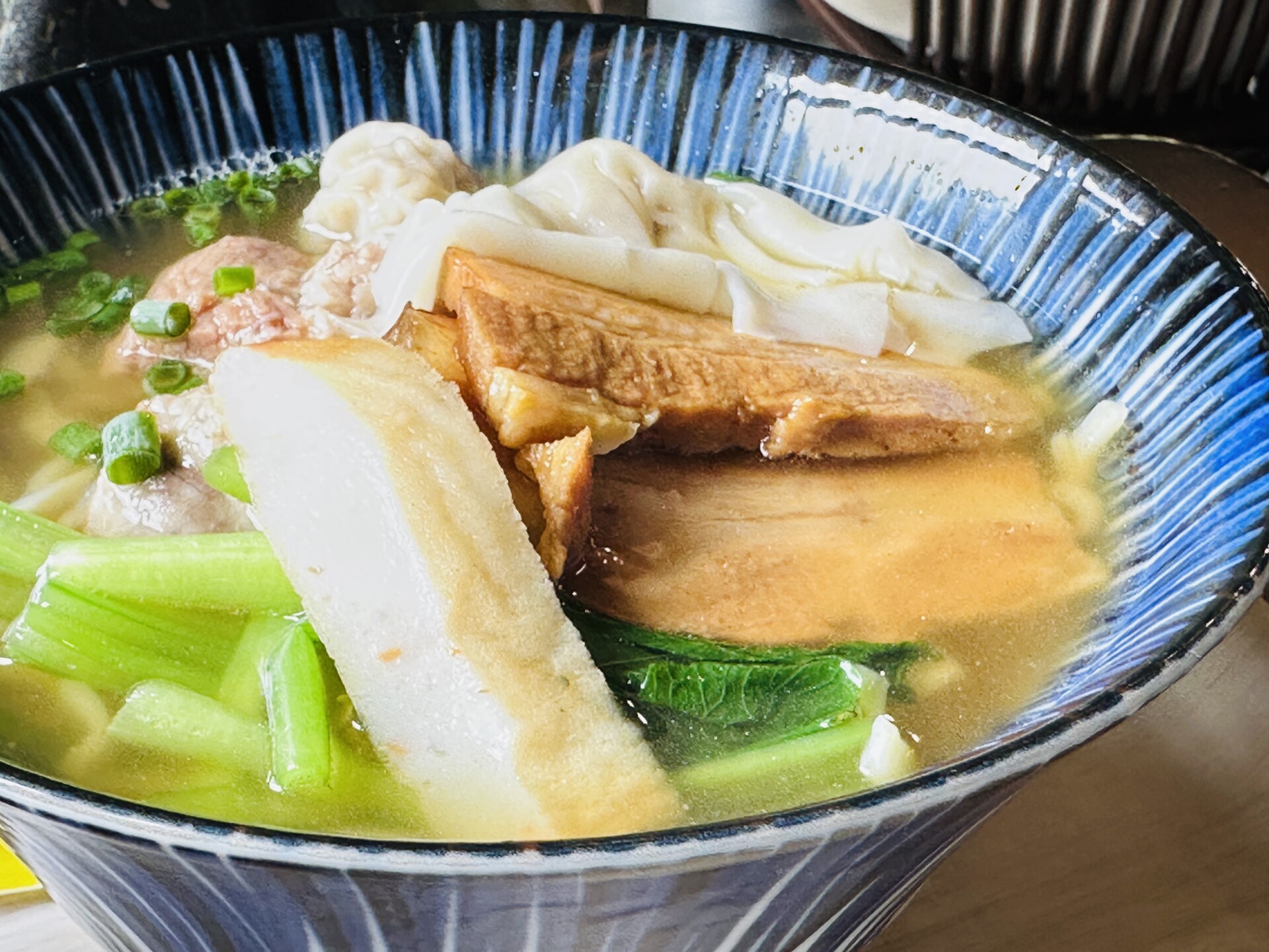 大ぶりの三枚肉と本ソーキ、ワンタンが乗った肉わんたんそばのアップ