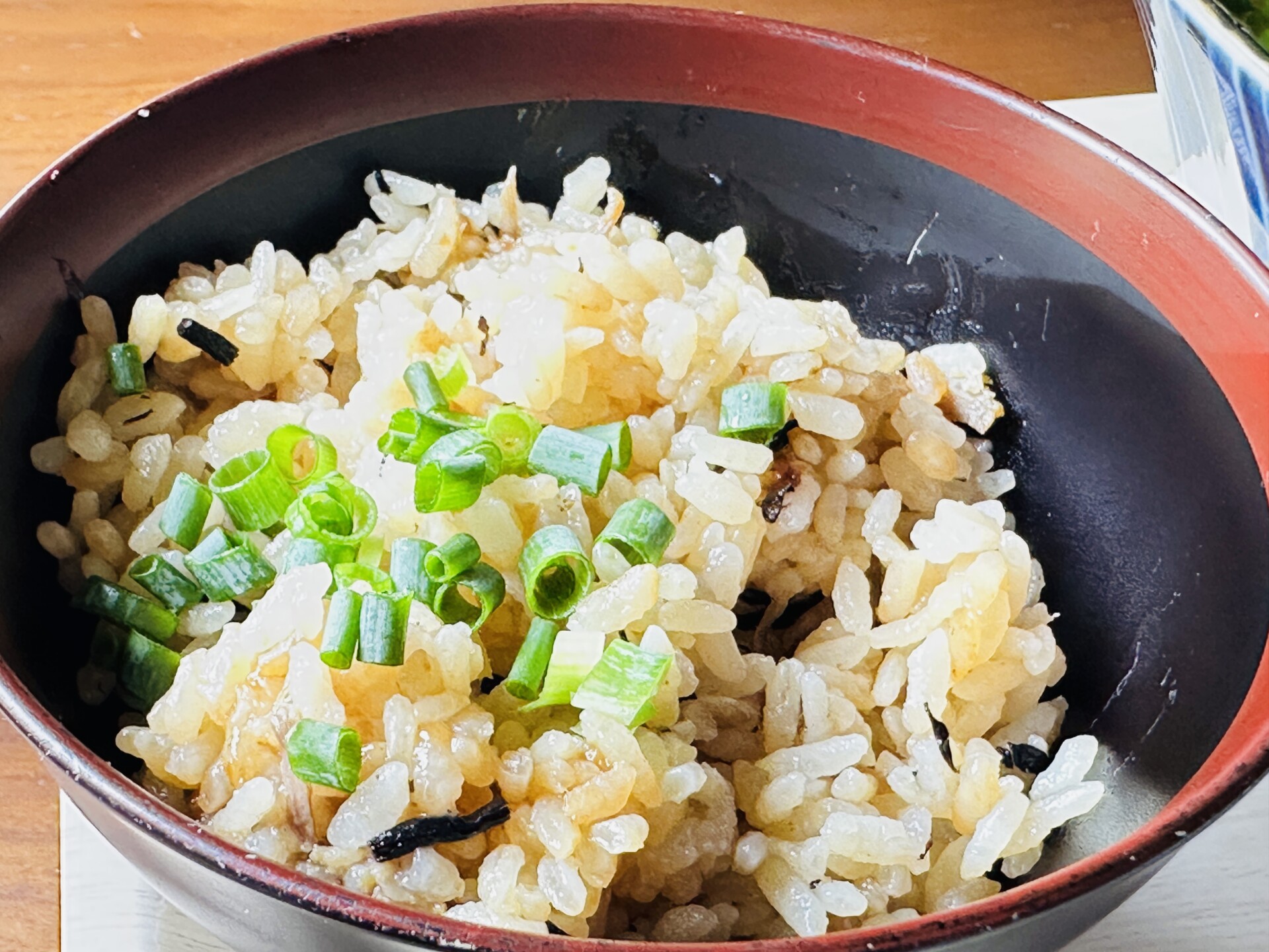 青ネギとひじきが入った炊き込みご飯のじゅーしー