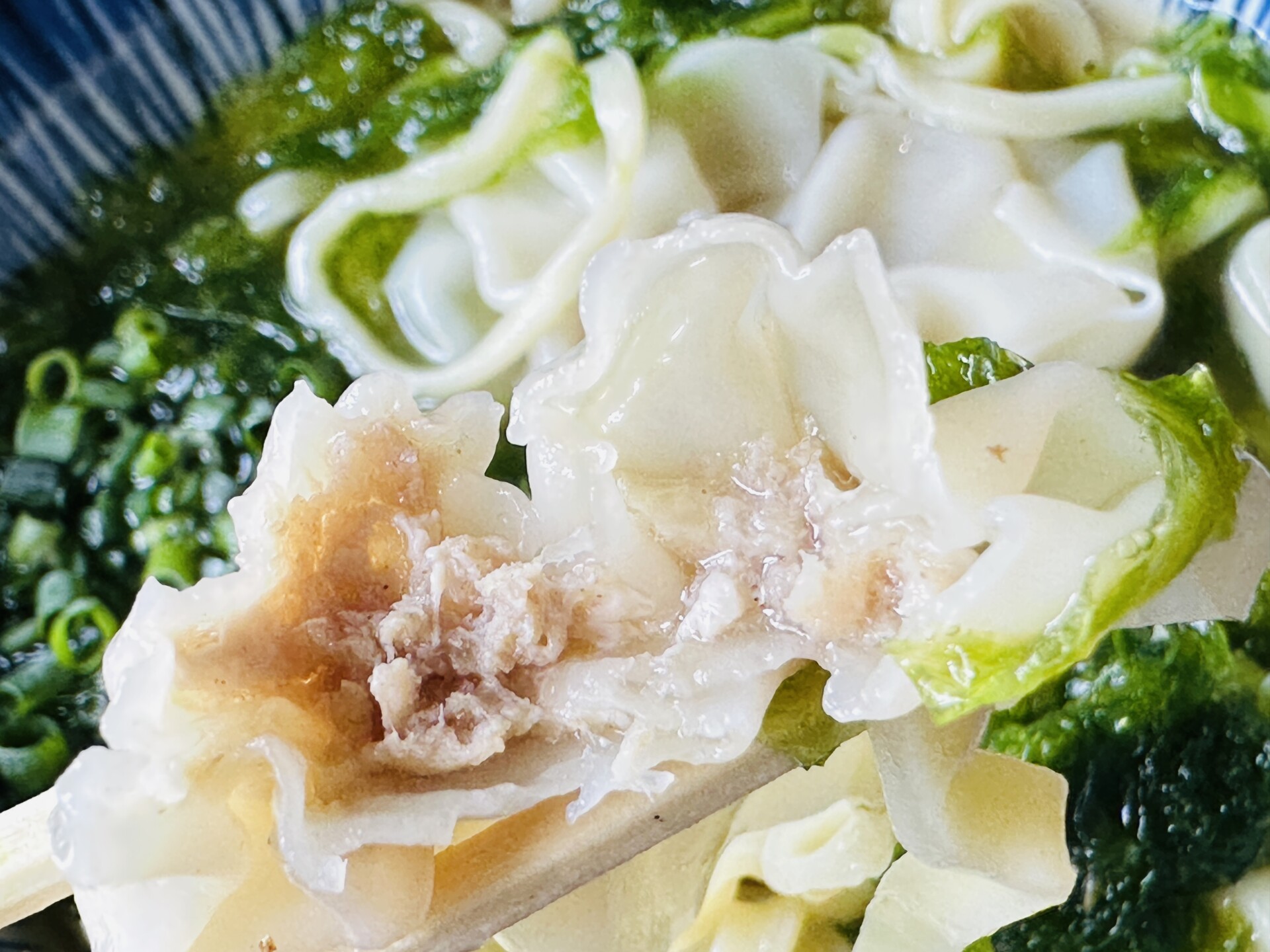 やんばるアグー豚の肉餡が詰まったワンタンの断面