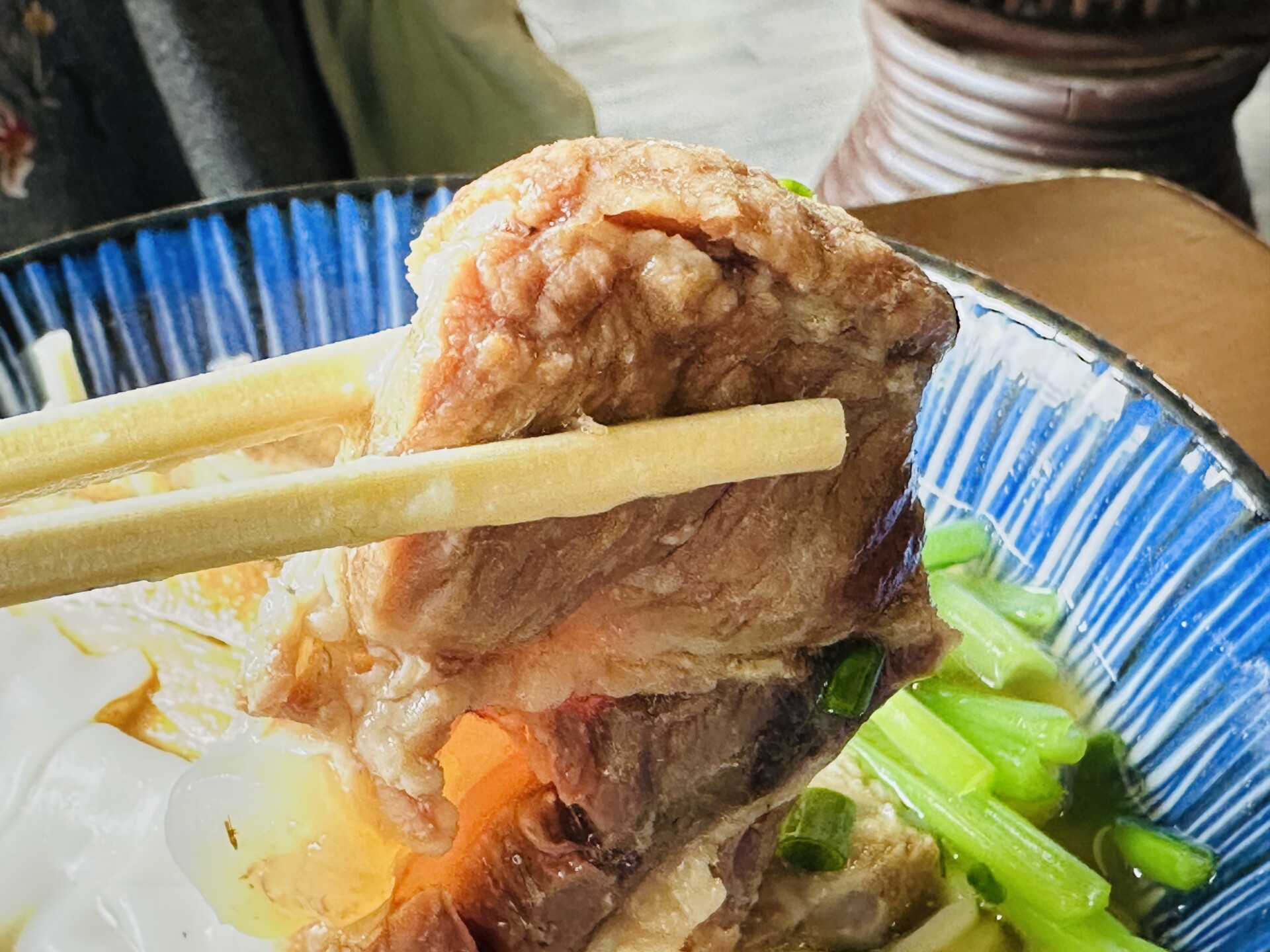 箸で持ち上げた柔らかく煮込まれた本ソーキ