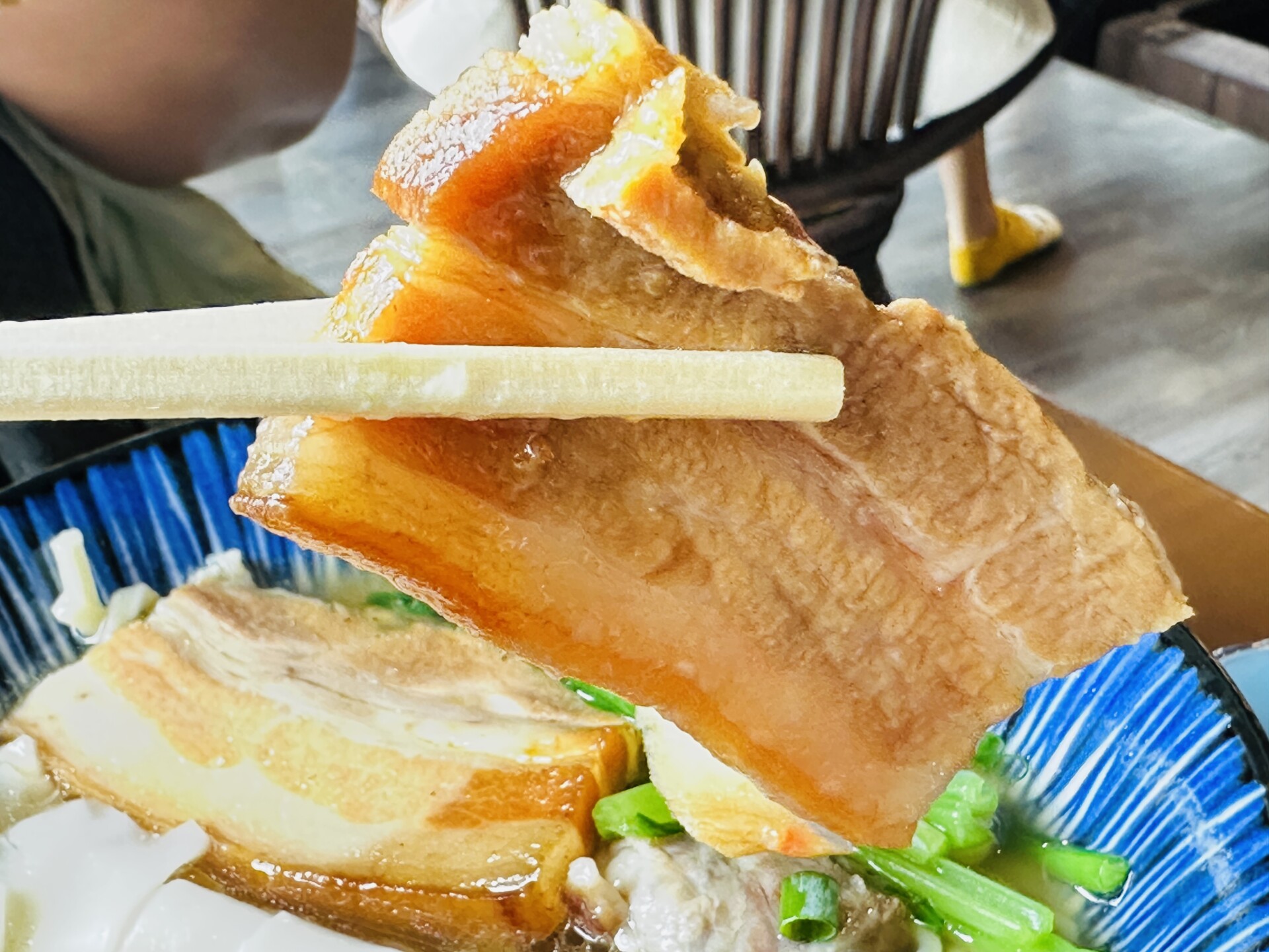 厚みのある食べ応え十分な三枚肉