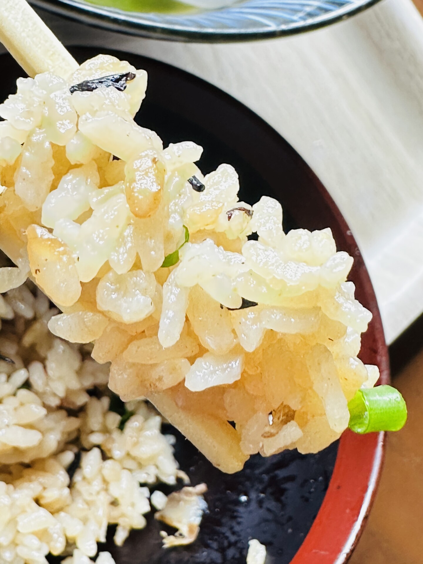 出汁が染み込んだじゅーしーの箸上げ