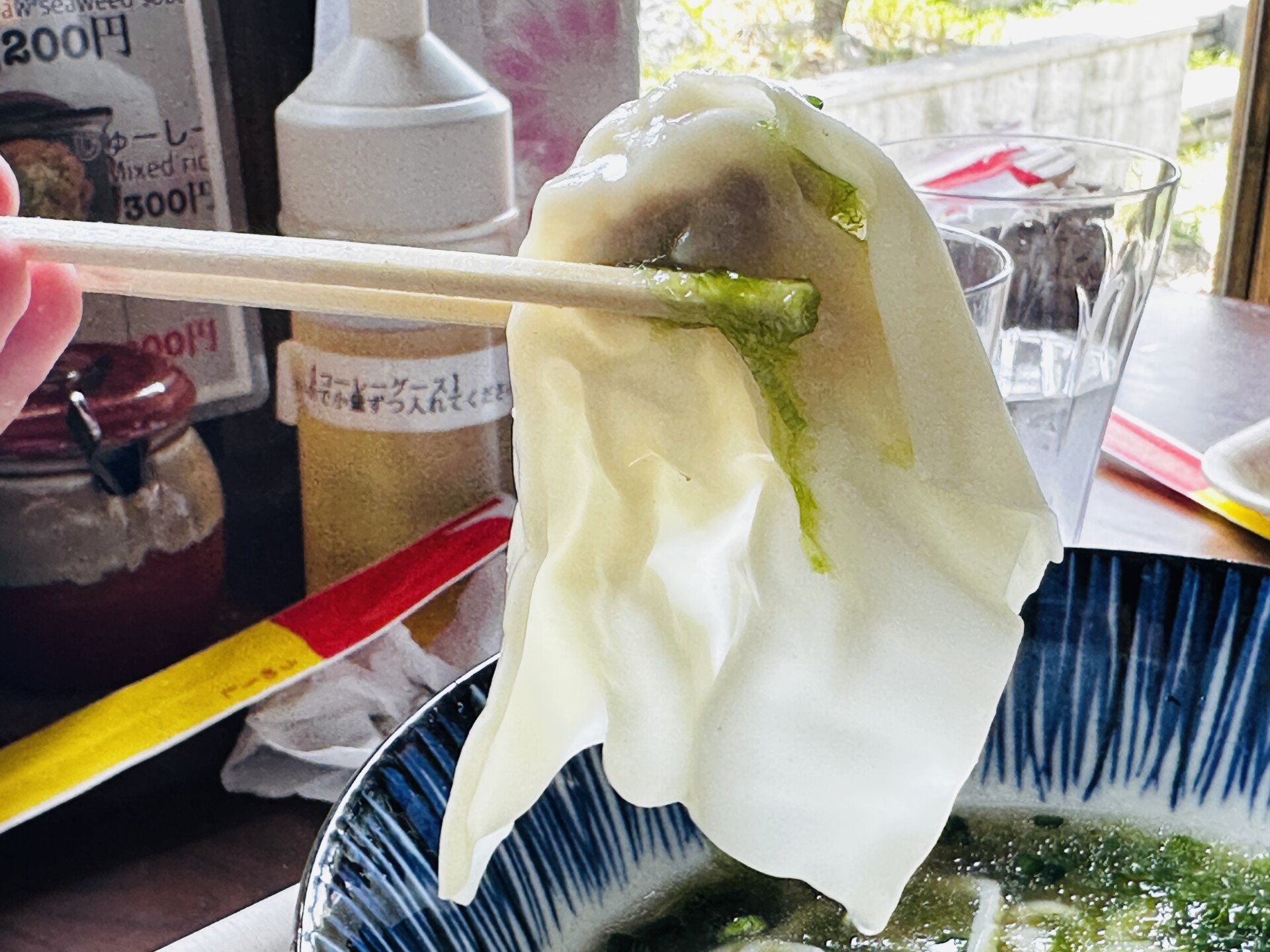 箸で持ち上げると薄皮が大きく広がる自家製ワンタン