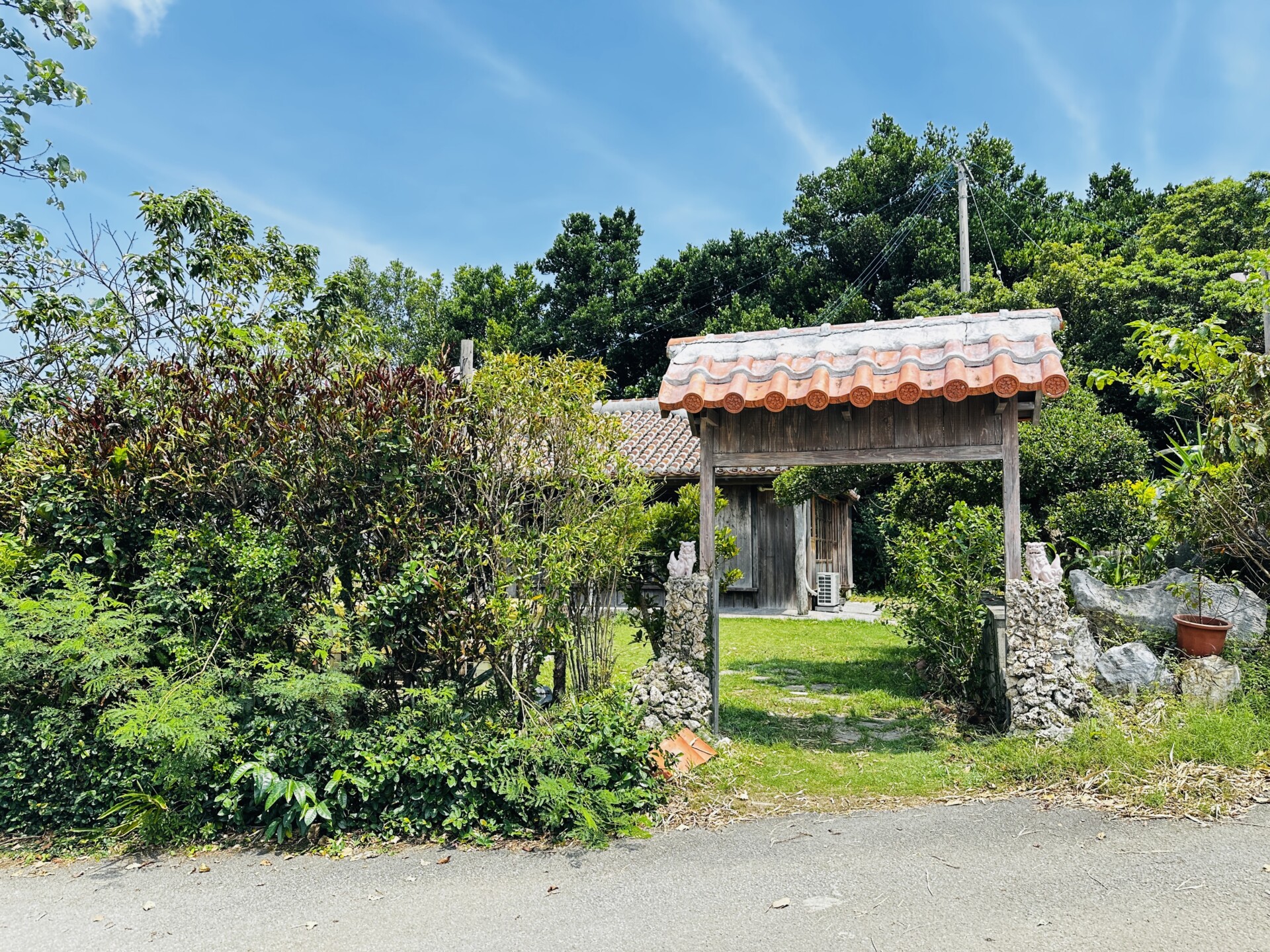 沖縄そば すばすば 屋我地の赤瓦門と石垣のエントランス