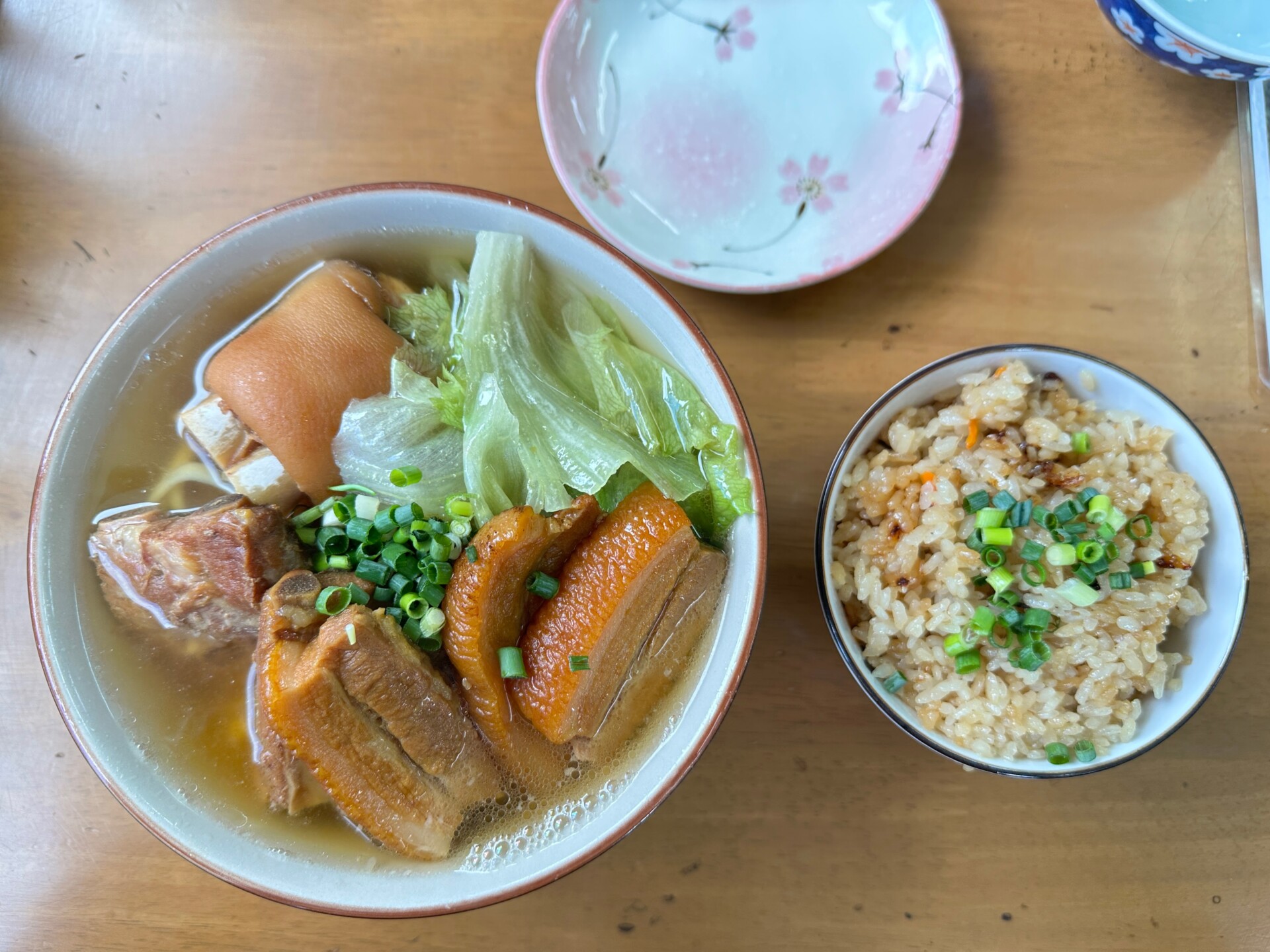 ミックスそばとじゅうしい、骨入れ用の小皿が並んだ全体写真
