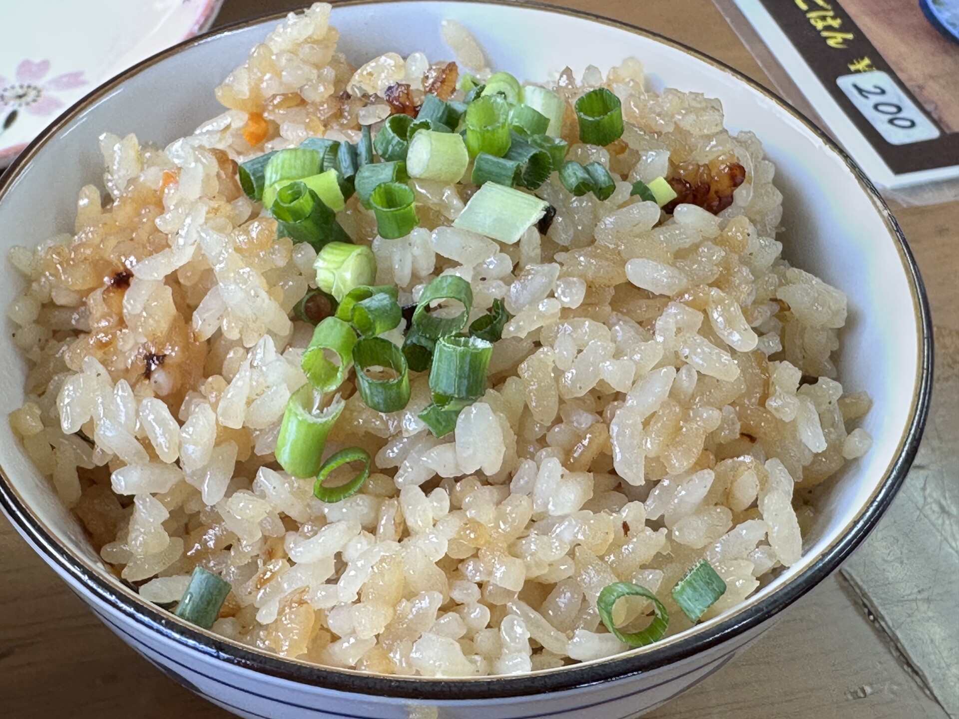 青ネギが乗ったツヤツヤの沖縄風炊き込みご飯じゅうしい