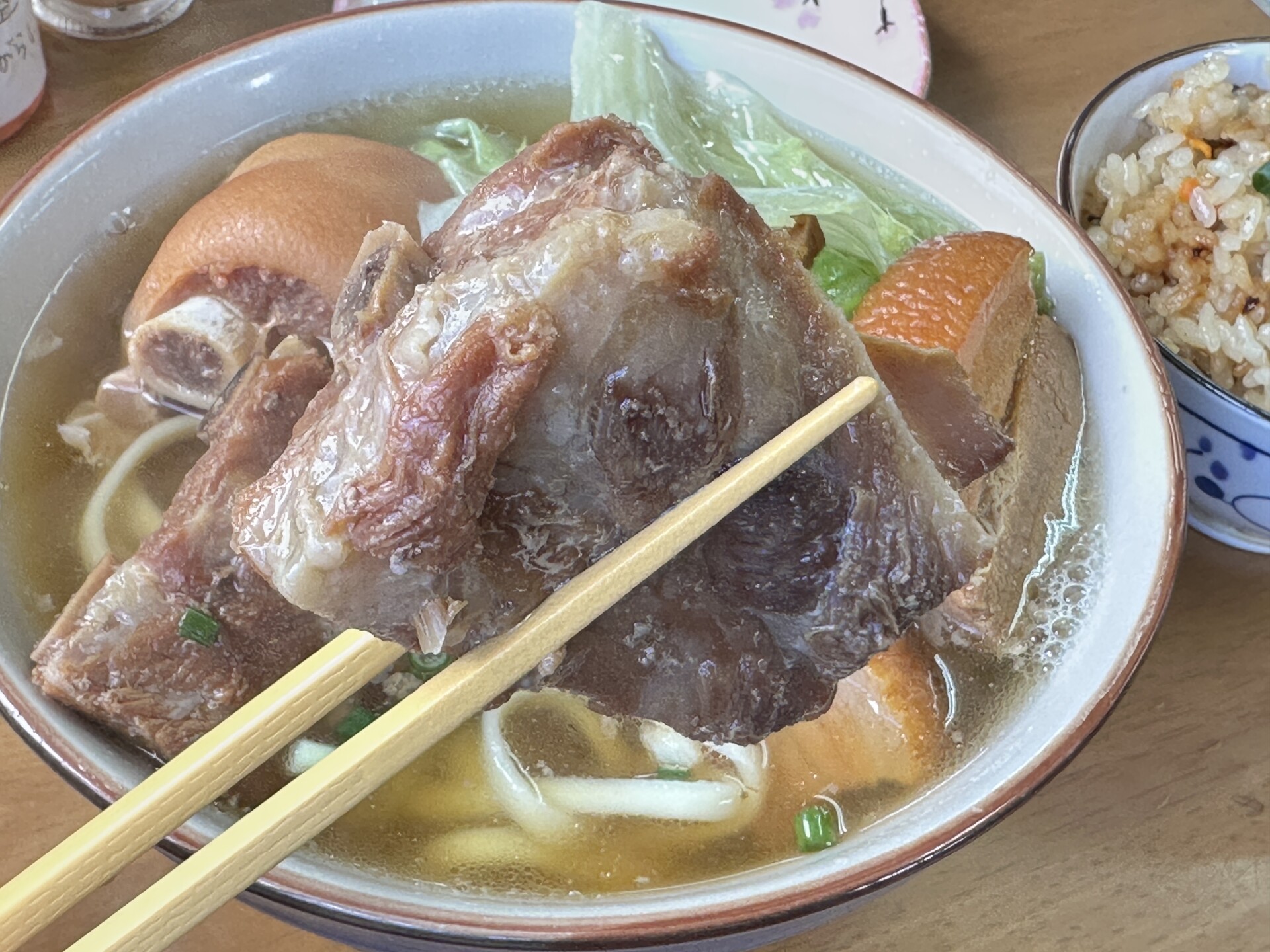 食べ応えのある大ぶりの骨付き本ソーキ