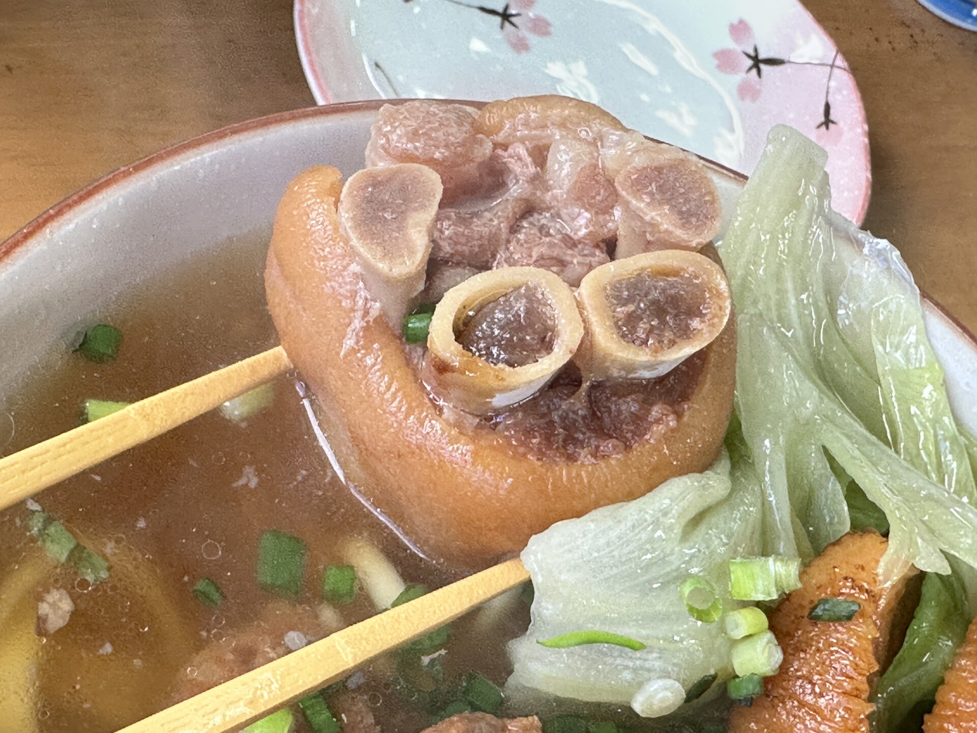 ぷるぷるに煮込まれたコラーゲンたっぷりのてびち（豚足）