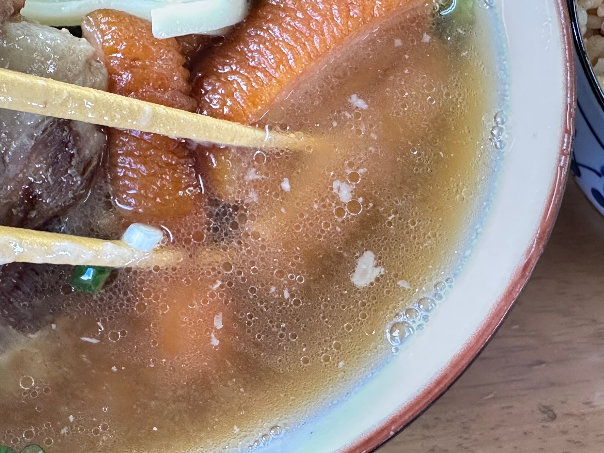 豚とカツオの出汁に煮汁の旨みが溶け込んだ黄金色のスープ